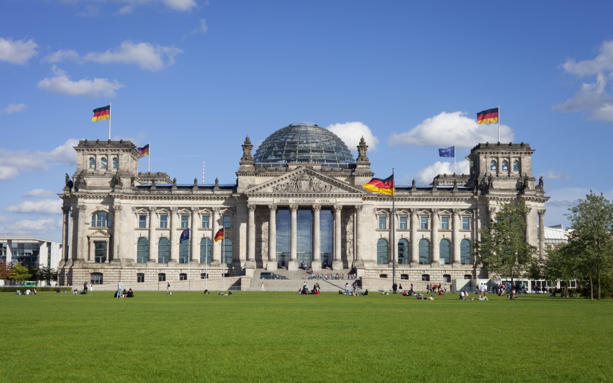 Front-facing view of the Reichstag Building in Berlin